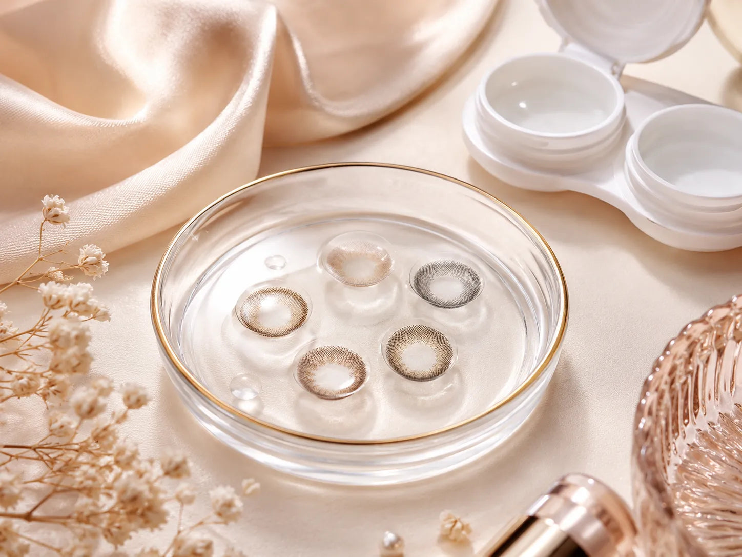Close-up colored contact lenses